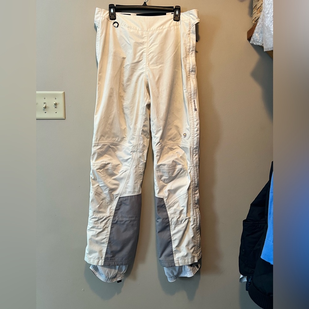 Mountain Hard Wear women’s M regular snow pants. 💯 nylon, mesh lining, zip legs